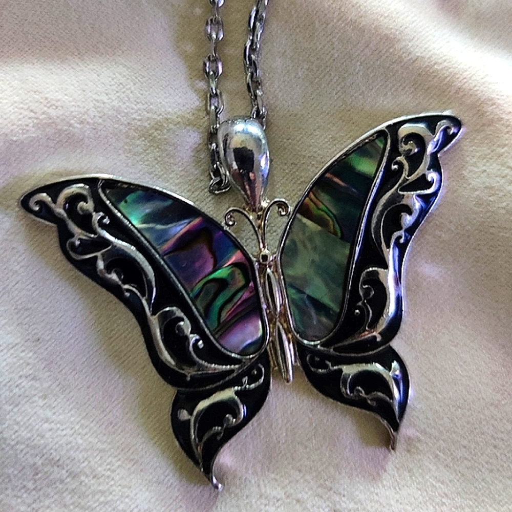 Butterfly Pendant Necklace w/earrings